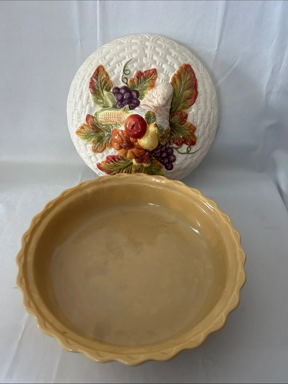 Cracker Barrel “Thanksgiving Tradition” Ceramic Covered Pie Plate Cornupia Fall